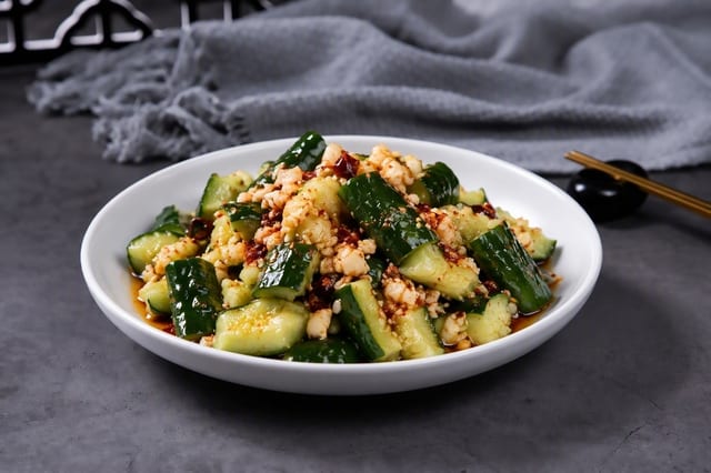 Garlic Smashed Cucumber 蒜香拍黄瓜.
