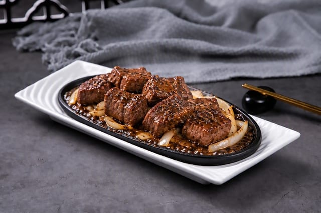 Sizzling Filet Mignon 铁板黑椒菲力.